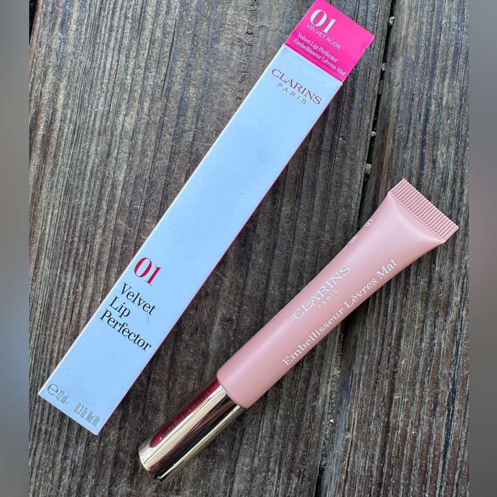 Clarins Paris Velvet Lip Perfector “01 velvet Nude”